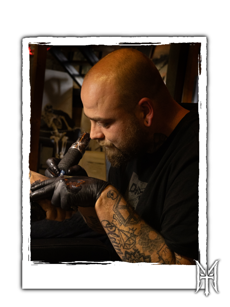 Wit logo met een gestileerde combinatie van de letters M en H.